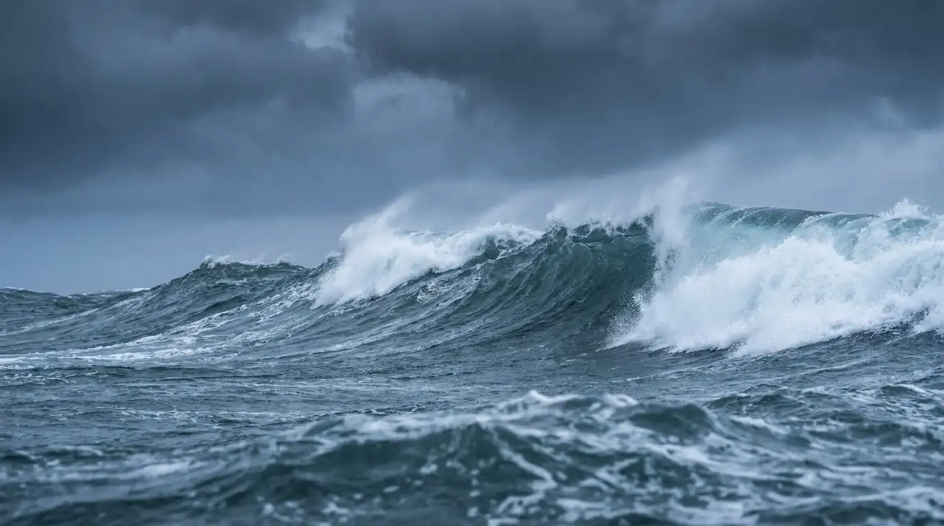 Oleaje y mar de fondo bajo cielo tormentoso